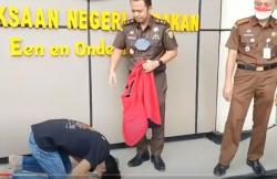 Dibebaskan, Mantan Pembalap yang Curi HP untuk Ongkos Pulang Sujud Syukur