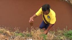 Geger Air  Sungai Ledeng di Mojokerto Berubah Jadi Merah<