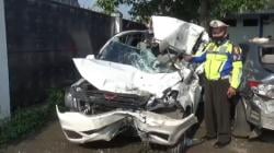 Minibus Travel Gelap Tabrak Truk di Tol Cipularang, 1 Tewas 10 Terluka<