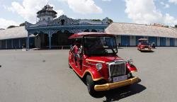 Mobil Listrik Model Klasik Beroperasi Layani Wisatawan di Solo