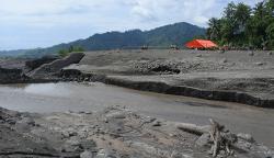 Terisolasi,  Siswa SDN Jugosari 3 Lumajang Belajar di Dalam Tenda Darurat