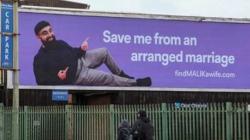 Takut Dijodohkan Orangtua, Pria Ini Pasang Iklan di Billboard untuk Cari Istri