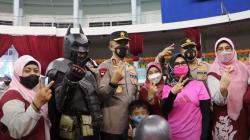 Unik, Ada Batman Temani Anak-Anak saat Vaksinasi di Balikpapan 
