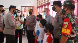 Kapolda Sulut Tinjau Vaksinasi Anak Serentak di SD Negeri 69 Manado