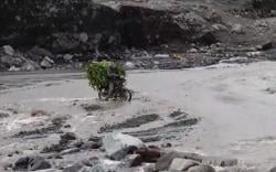 Jembatan Rusak, Warga Lumajang Nekat Seberangi Jalur Lahar Semeru Demi Keluar Dusun