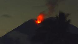 Gunung Semeru Keluarkan Lava Pijar, Warga Diimbau Tidak Beraktivitas Radius 13 Km
