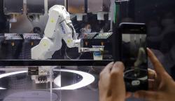 Canggih, Robot Barista Ini Gantikan Manusia Membuat Kopi