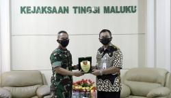 Tingkatkan Sinergitas, Pangdam XVI Pattimura Temu Bincang Kajati Maluku