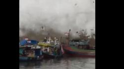 Ngeri, Begini Detik-Detik Kompleks Pelabuhan Batang Diterjang Puting Beliung 