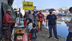 Tarik Minat Anak Vaksinasi, Polres Tanjung Priok Bersama Superhero Sisir Muara Angke