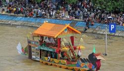 Serunya Lomba Pacu Perahu di Sungai Batanghari