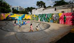 Melihat Anak-Anak Bermain di Taman Maju Bersama Simpang UKU