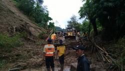 Jalan Sukanagara-Pagelaran Tertutup Longsor, Akses Cianjur Selatan Terputus<