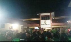 Pria Berambut Cepak Aniaya Ojol, Ratusan Driver Geruduk Polsek Pamulang
