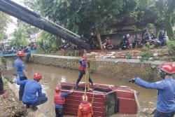 Sopir Mengantuk, Mobil Tercebur ke Kali di Jakagakarsa Jaksel