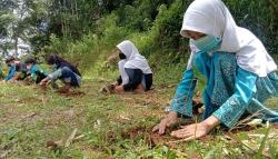 Ajarkan Anak Cinta Lingkungan, MNC Peduli Ajak Panti Asuhan di Cianjur Tanam Pohon<
