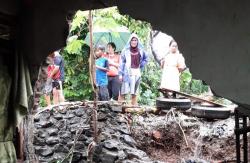 Hujan Deras Guyur Kebumen, Tembok Rumah Warga Jebol Diterjang Banjir