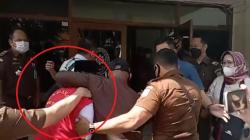 Penampakan Herry Wirawan Terdakwa Pemerkosaan 13 Santriwati Hadir di PN Bandung<