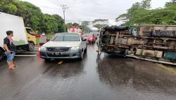 Truk Bermuatan Singkong Terguling di Cianjur, Lalu Lintas Kedua Arah Macet<