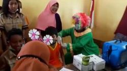 Vaksinator Berpakaian Badut Meriahkan Vaksinasi Anak di Pulau Karimunjawa 