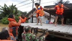 Korban Banjir Bertahan di Atap Rumah Dievakuasi Tim SAR <