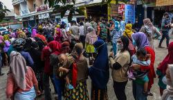 Operasi Pasar Minyak Goreng Murah Diserbu Warga Palembang<