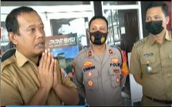 Tipu Puluhan Warga, Mantan PNS Ini Menangis Ingat Anak di Kantor Polisi 