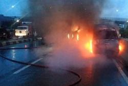 Angkot Terbakar di Jembatan Layang Makassar, 3 Penumpang Nyaris Jadi Korban