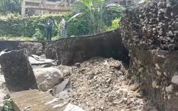 Jalan Utama Desa Senggigi Lobar Longsor usai Diguyur Hujan