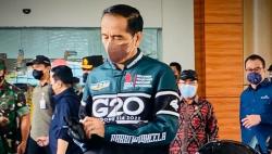 Keren, Jokowi Pakai Jaket G20 Jajal Jalan Bypass BIL Mandalika
