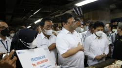 Menko Airlangga Cek Harga Minyak Goreng di Pasar Wonokromo Surabaya