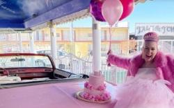 Perkawinan Unik, Perempuan Ini Nikahi Warna Pink usai 40 Tahun Pacaran