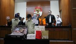 Barang Bukti Uang dan Barang Belanjaan Hasil OTT Bupati Penajam Paser Utara