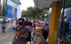 Gempa M 6,7 Guncang Banten, Karyawan di Palembang Berkumpul di Luar Gedung <