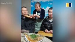 Ibu Ini Jadi Food Blogger demi Hidupi 2 Anak yang Lumpuh