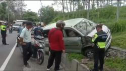 Minibus Bawa Orang Sakit Tabrak Tembok Pembatas Jalan, Sejumlah Penumpang Luka