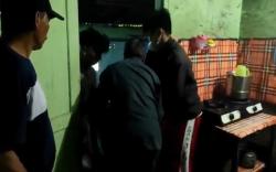 Penarik Becak Ditemukan Tewas Tergantung di Dapur, Keluarga Histeris