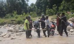 Jembatan Nunponi Putus, Warga Malaka NTT Pikul Motor Seberangi Sungai