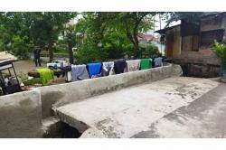  Jengkel Wilayahnya Kerap Dilanda Banjir, Warga Bangun Tanggul di Jalan Lingkungan