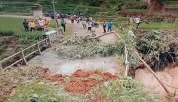 Tebing Setinggi 10 Meter Longsor, Jalur Penghubung Sumedang-Garut Terputus<
