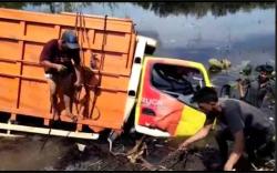 Sopir Mengantuk, Truk Terjun ke Sawah di Jalintim OKI Sumsel<