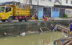 Segini Upahnya, 480 Petugas Dikerahkan Bersihkan Sungai di Palembang <