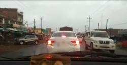 Kebiasaan Keliru Pengendara, Menyalakan Lampu Hazard saat Konvoi atau Hujan