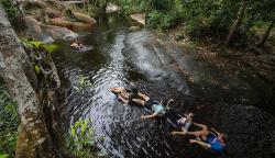 Objek Wisata Air Hitam Palangkaraya Dikelilingi Bebatuan Alami