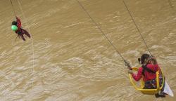 Uji Adrenalin Melompat ke Sungai Ciliwung dari Jembatan Setinggi 30 Meter