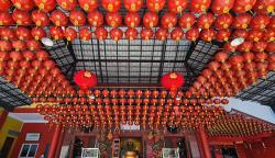 Pemasangan Lampion di Vihara Menyambut Imlek