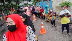 Antrean Panjang Warga Johar Baru Beli Minyak Goreng Murah