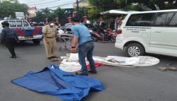Tragis, Pemotor Revo di Cirebon Tewas Terlindas Truk Pasir<