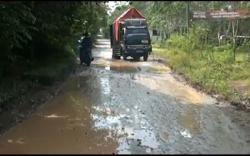 Jalan Menuju Desa Wisata Burai di Ogan Ilir Rusak Parah <