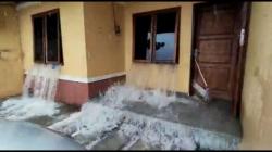 Diguyur Hujan Deras, Tembok Kantor PT Timah di Pangkalpinang Jebol 